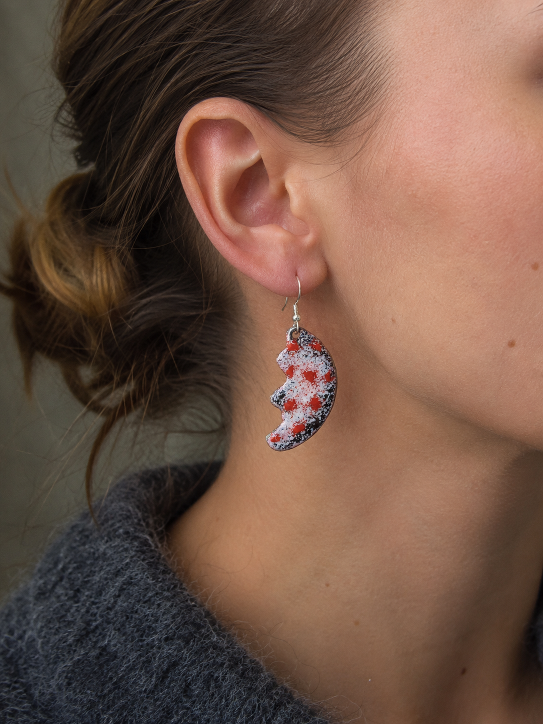 Handgefertigte Emaille-Ohrringe "Mondfeuer" – Boho-Unikate in Rot & Schwarz