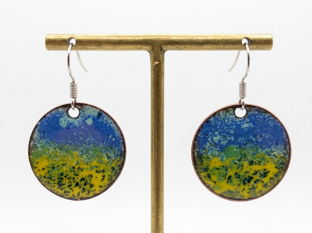 Runde Emaille-Ohrringe "Impressionistische Landschaft" in Blau & Gelb