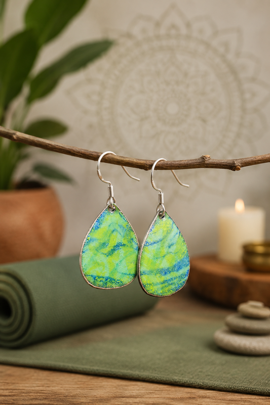 Boho Emaille Ohrringe Grün – Leichte Tropfenohrringe für Yoga & Alltag