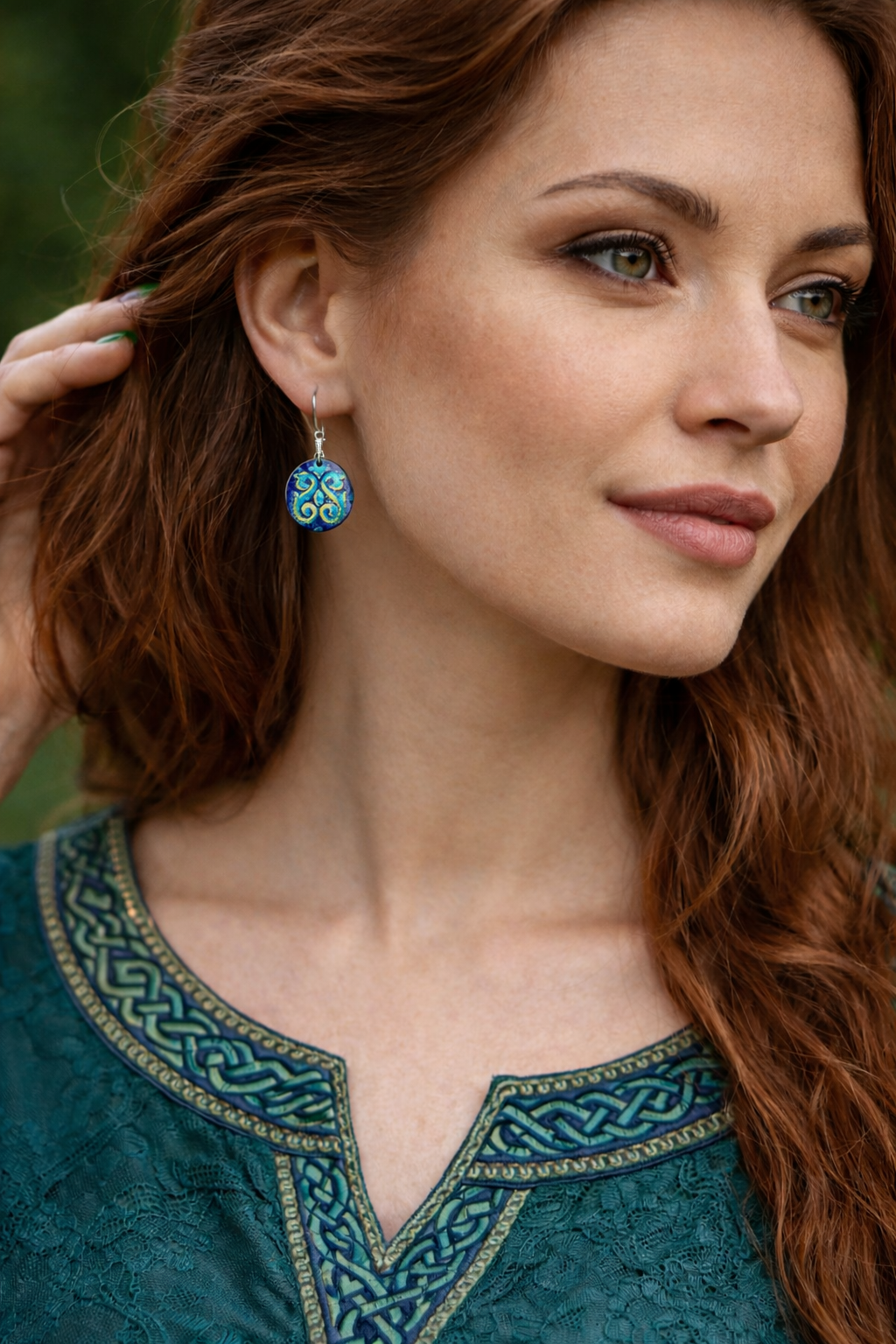"Keltische Spirale" – Handgefertigte Emaille-Ohrringe in Tiefblau und Gold