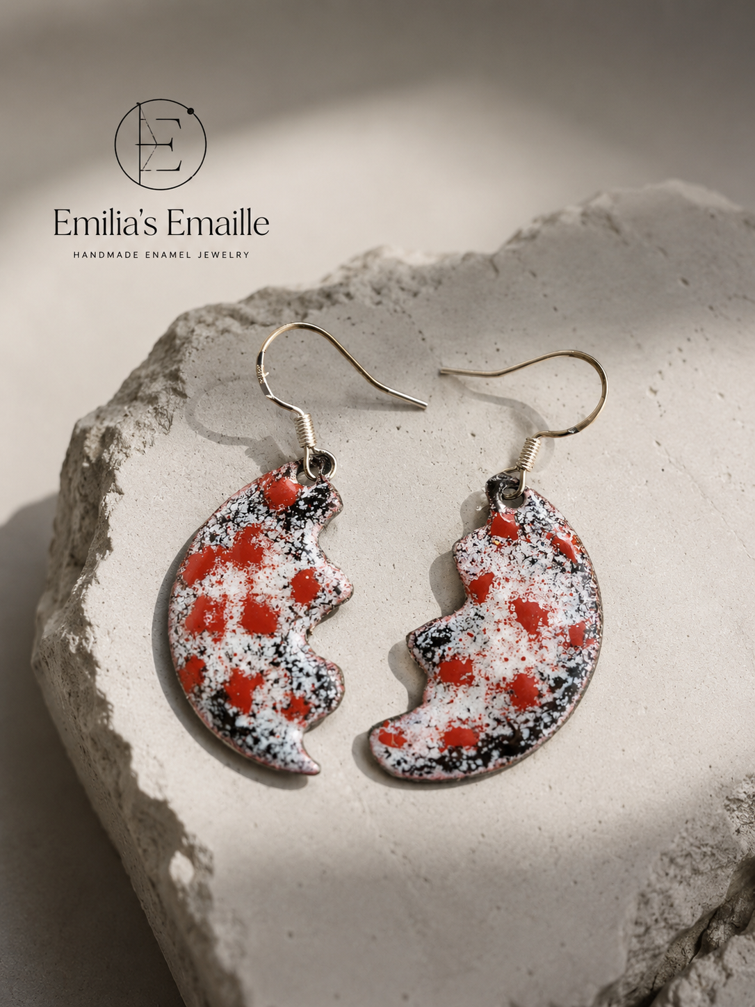Handgefertigte Emaille-Ohrringe "Mondfeuer" – Boho-Unikate in Rot & Schwarz