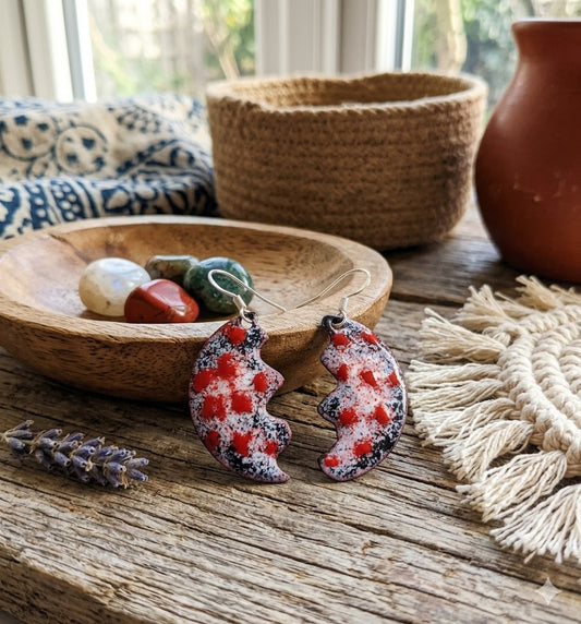 Handgefertigte Emaille-Ohrringe "Mondfeuer" – Boho-Unikate in Rot & Schwarz