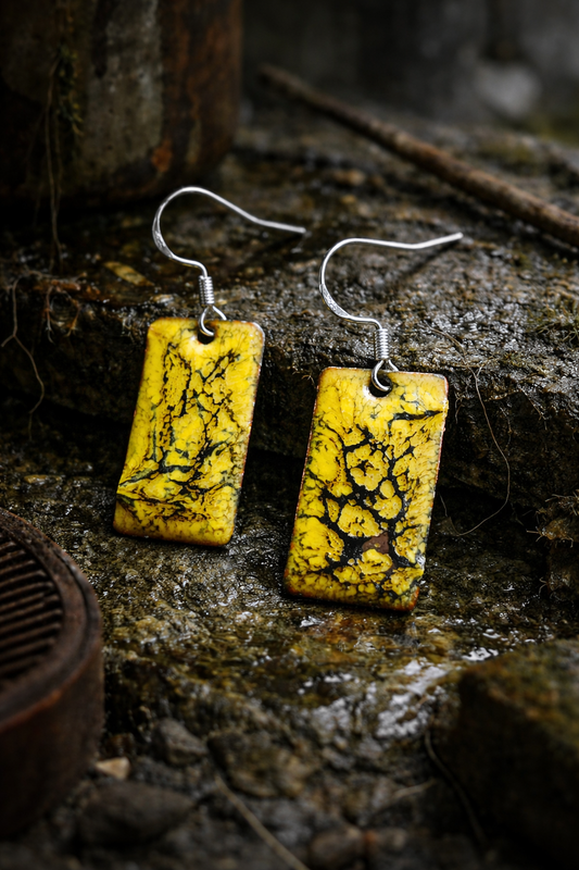 "Zimmer der Wünsche" – Handgefertigte Emaille-Ohrringe im Industrial-Look