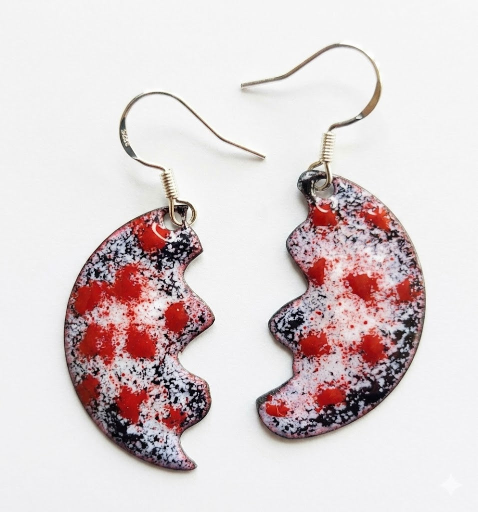 Handgefertigte Emaille-Ohrringe "Mondfeuer" – Boho-Unikate in Rot & Schwarz