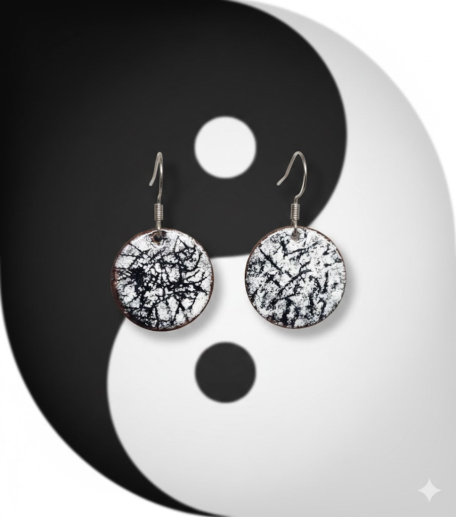 Emaille-Ohrringe "Kontrast der Stille" – Monochrome Unikate von Emilia's Emaille
