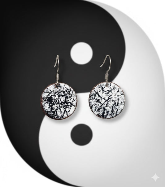 Emaille-Ohrringe "Kontrast der Stille" – Monochrome Unikate von Emilia's Emaille