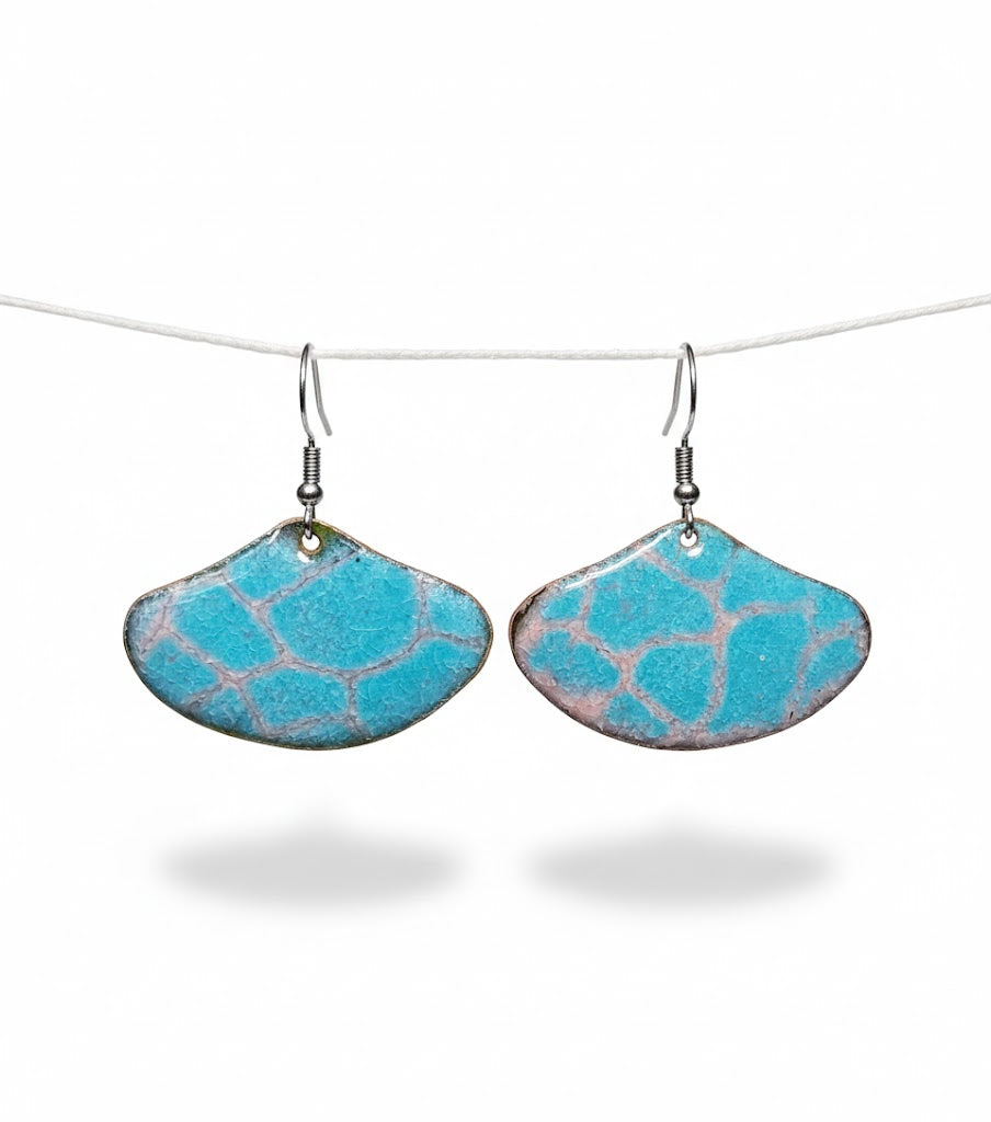 "Rosée Rococo" – Handgefertigte Emaille-Ohrringe: Zarte Eleganz des 18. Jahrhunderts