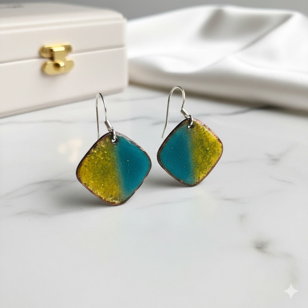 "Sonnige Lagune" – Handgefertigte Emaille-Ohrhänger im modernen Design