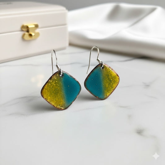 "Sonnige Lagune" – Handgefertigte Emaille-Ohrhänger im modernen Design