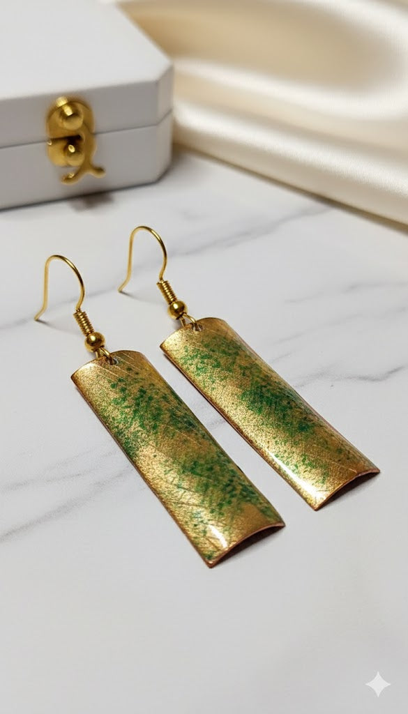 "Goldener Farn" – Handgefertigte Emaille-Ohrringe mit edler Struktur