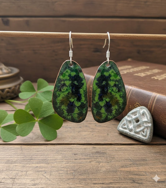 "Elfenhain" – Handgefertigte Emaille-Ohrringe im bezaubernden Irland-Stil