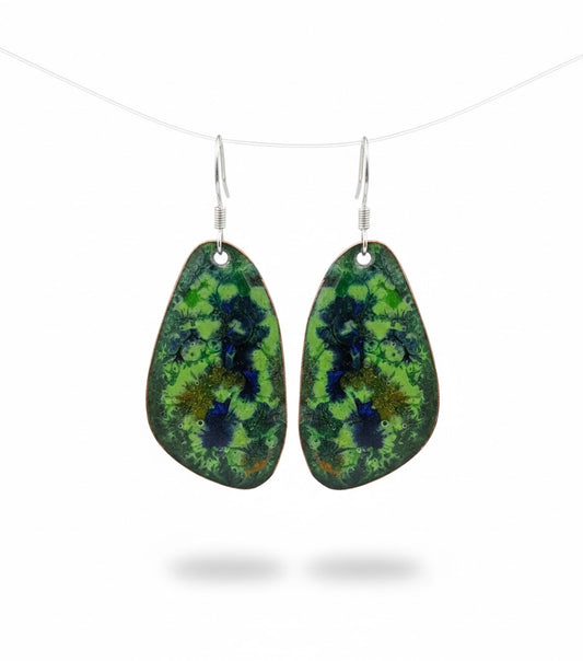 "Elfenhain" – Handgefertigte Emaille-Ohrringe im bezaubernden Irland-Stil