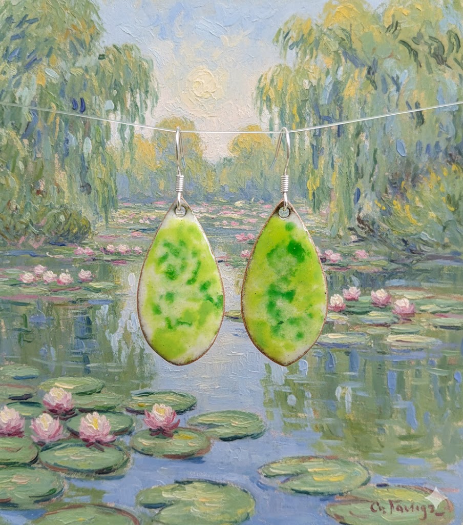 "Monets Seerose" – Handgefertigte Emaille-Ohrringe im Stil des Impressionismus