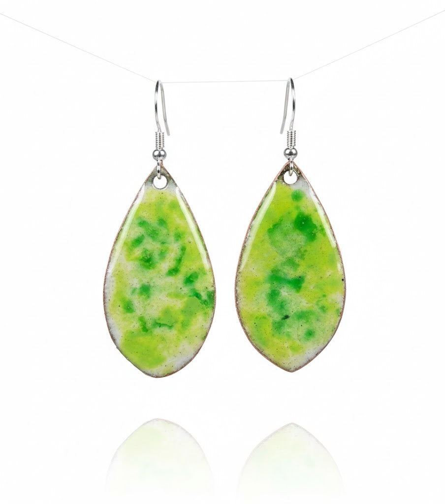 "Monets Seerose" – Handgefertigte Emaille-Ohrringe im Stil des Impressionismus