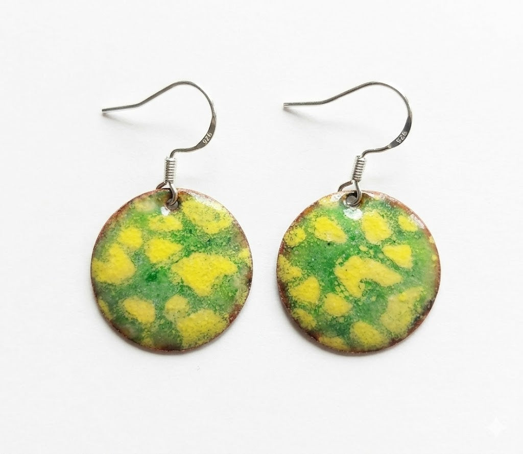 "Impressionen in Grün & Gelb" – Handgefertigte Emaille-Ohrringe