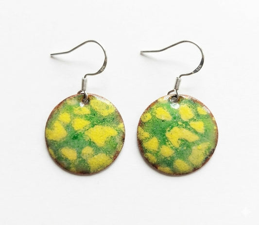 "Impressionen in Grün & Gelb" – Handgefertigte Emaille-Ohrringe