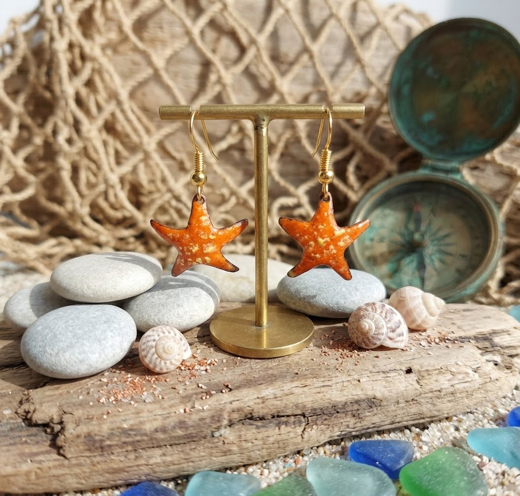 "Sonniger Seestern" – Handgefertigte Emaille-Ohrringe in leuchtendem Orange