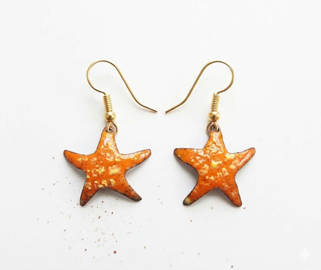 "Sonniger Seestern" – Handgefertigte Emaille-Ohrringe in leuchtendem Orange