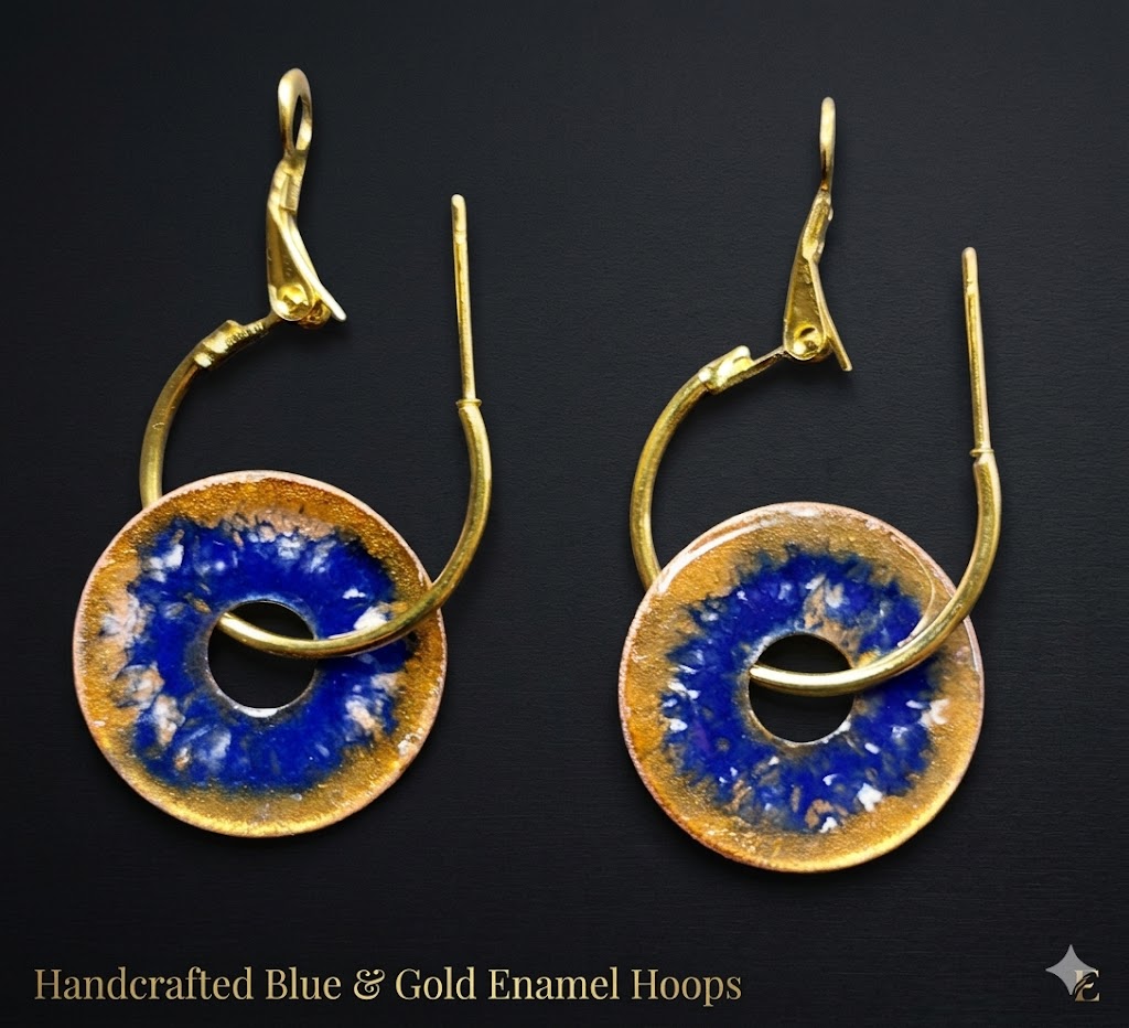 Zwei Seiten Glück: Die wendbaren Emaille-Creolen