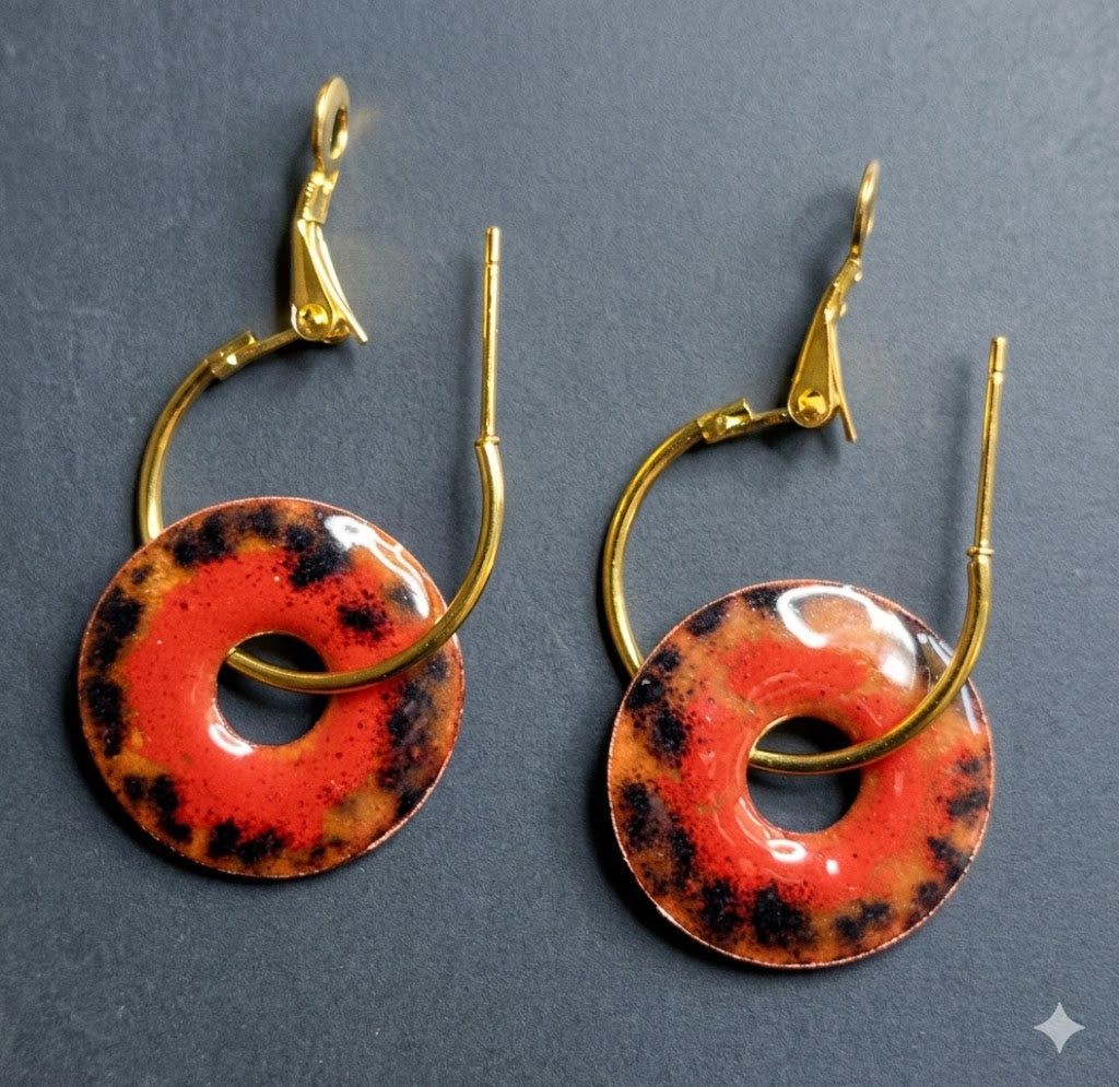 Zwei Seiten Glück: Die wendbaren Emaille-Creolen