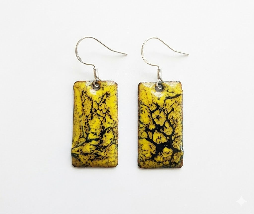 "Zimmer der Wünsche" – Handgefertigte Emaille-Ohrringe im Industrial-Look