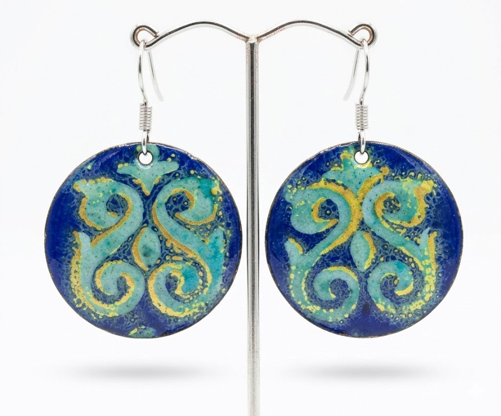 "Keltische Spirale" – Handgefertigte Emaille-Ohrringe in Tiefblau und Gold
