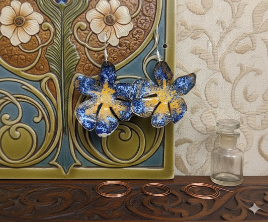 Emaille Ohrringe "Lilienzauber" aus der Kollektion "Tragbare Kunst: Von Klimt bis Chagall"