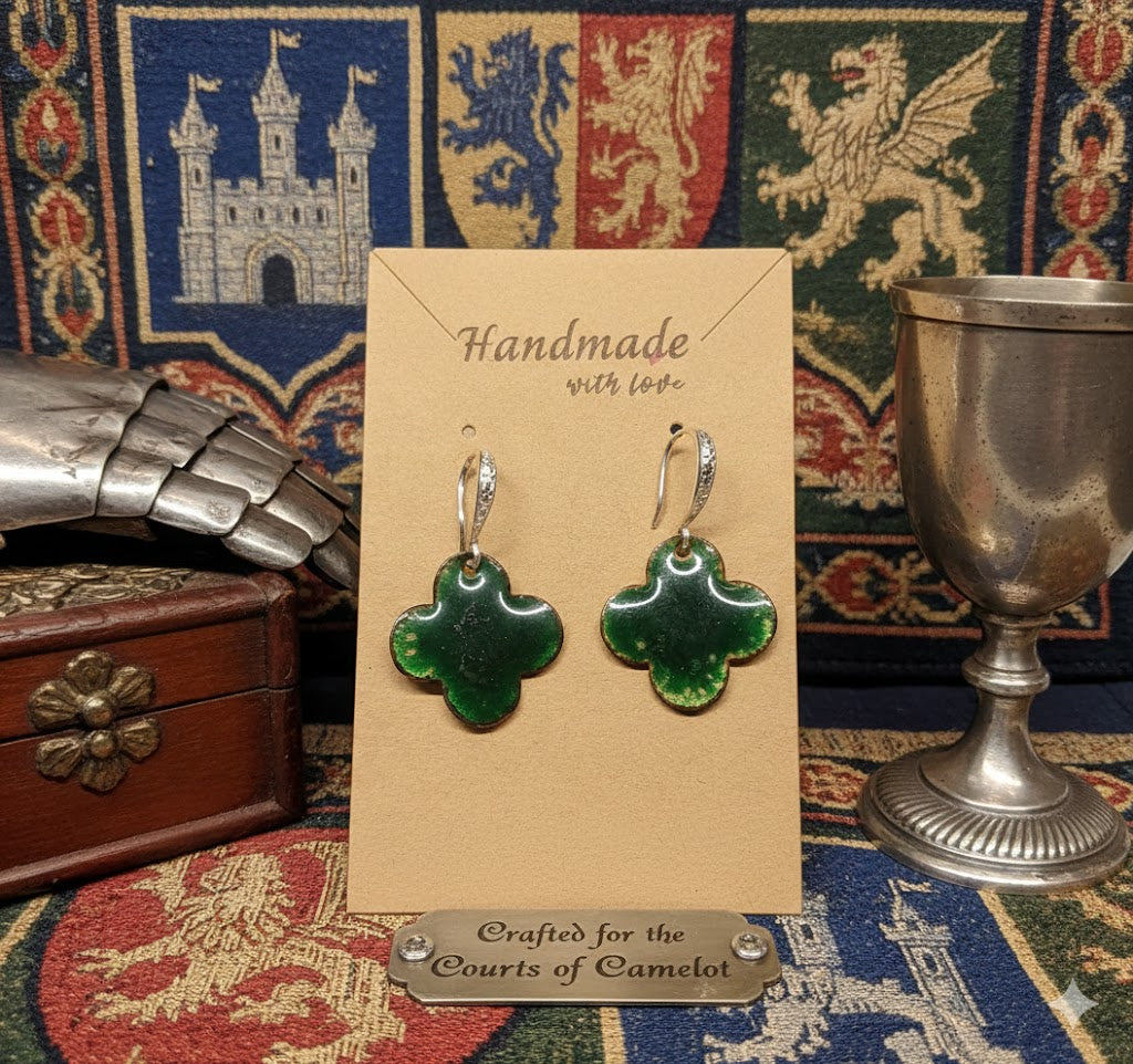 Handgefertigte Emaille-Ohrringe "Camelot Klee" in Tiefgrün