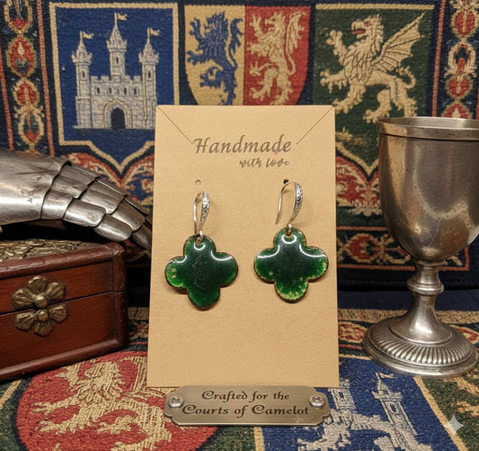 Handgefertigte Emaille-Ohrringe "Camelot Klee" in Tiefgrün