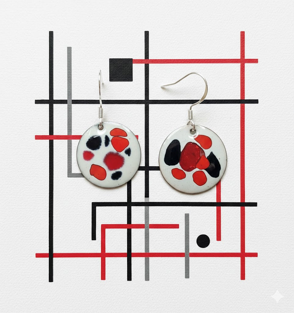 Emaille Ohrringe "Suprematische Form" aus der Kollektion "Geometrie des Feuers – Die Macht der Abstraktion"